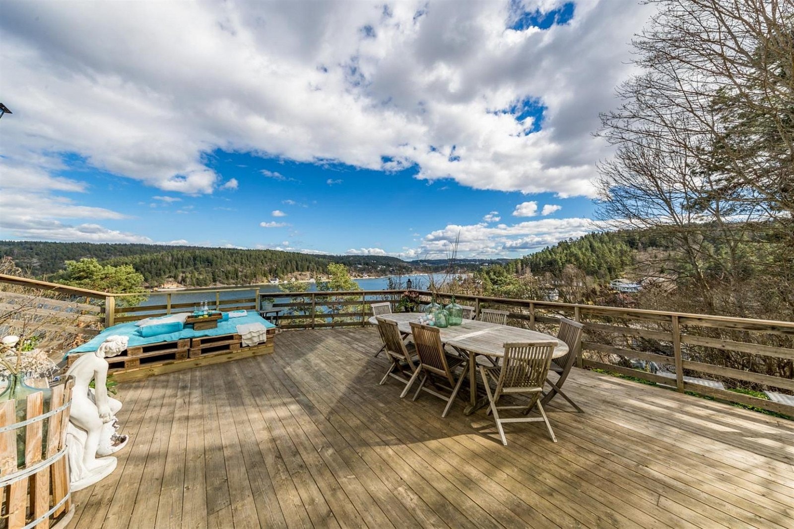 Den romslige terrassen har blitt flittig brukt på sommeren. Galleribilde