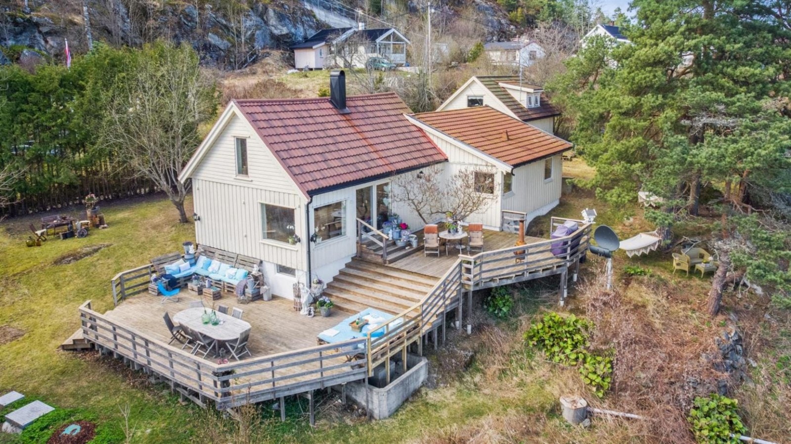 Huset har ingen boplikt og har en romslig tomt. Galleribilde