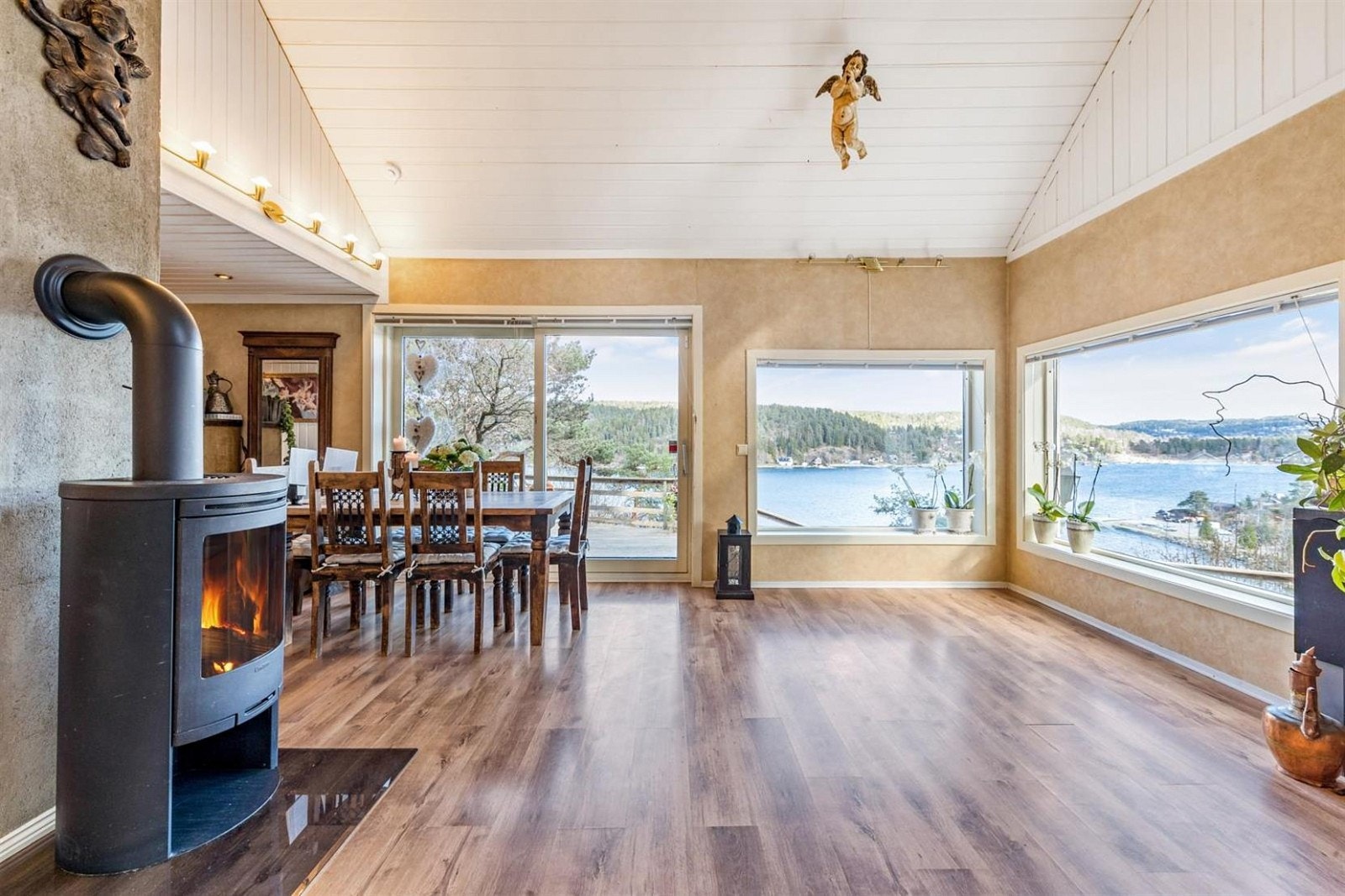 Varm deg foran peisen på kaldere kvelder og sprad rett ut på terrassen på lange sommekvelder. Galleribilde