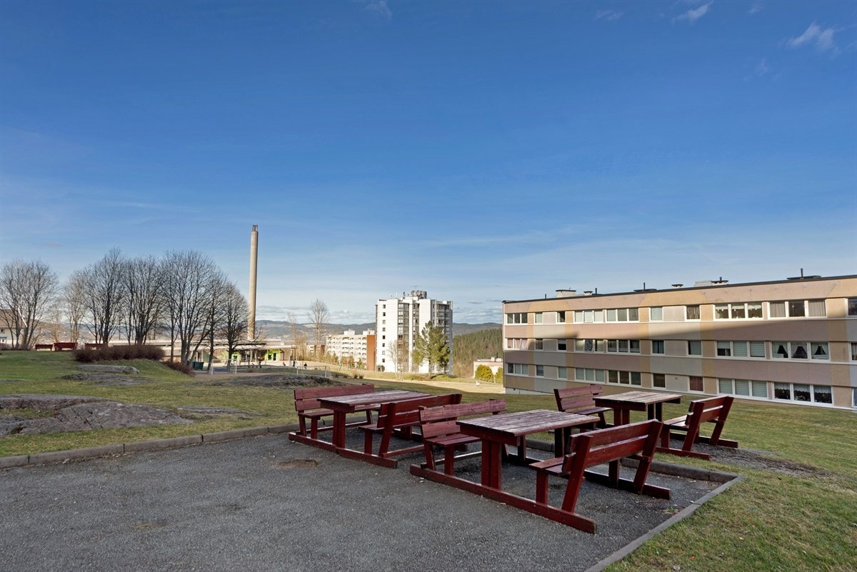Felleseiendommen er opparbeidet med asfalterte internveier og gårdsplass, steinsatte arealer, flere lekeplasser, fotballbane, felles sittegrupper og sykkelparkering. Galleribilde