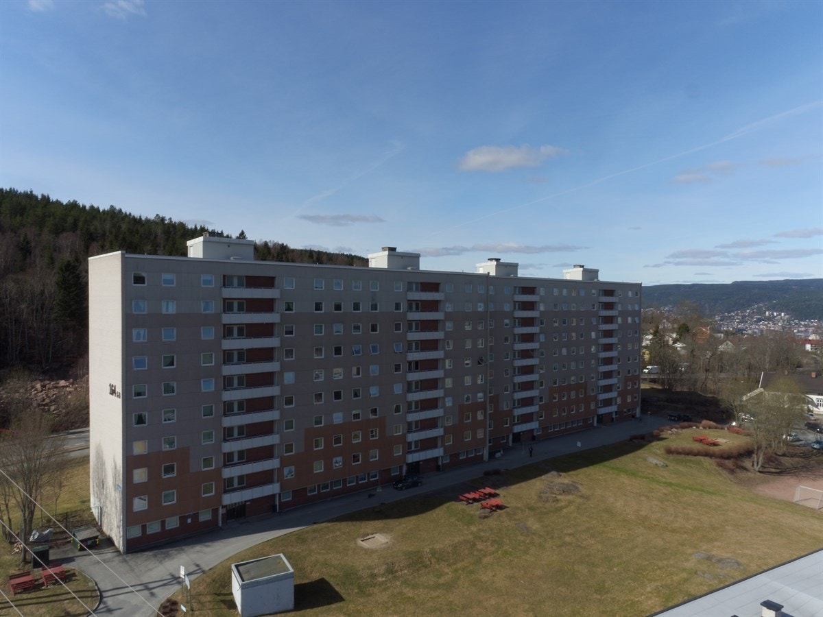 Leiligheten ligger i et veletablert og trivelig boligområde på Fjell i Drammen kommune. Galleribilde