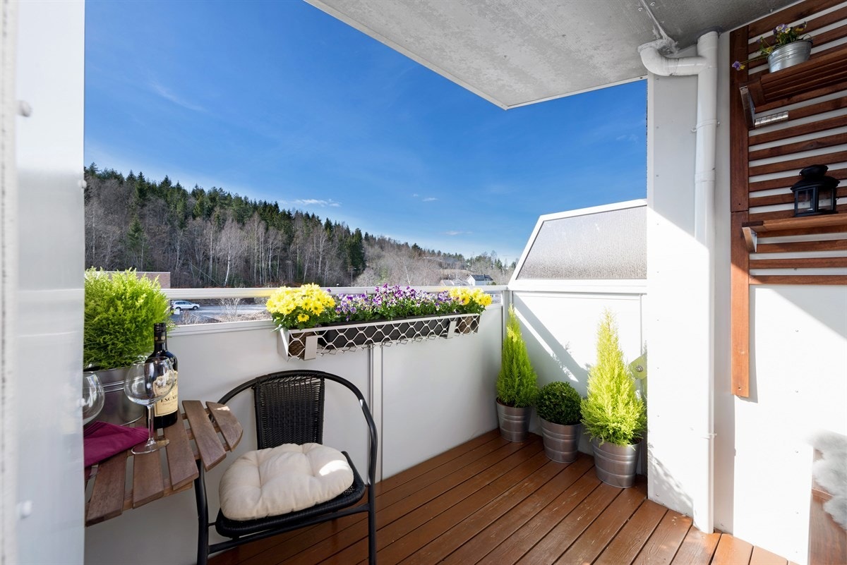 Leiligheten har en solrik balkong med plass for utemøblement. A-konto strøm, varmtvann, fyring, tv og internett er inkludert i felleskostnadene. Galleribilde