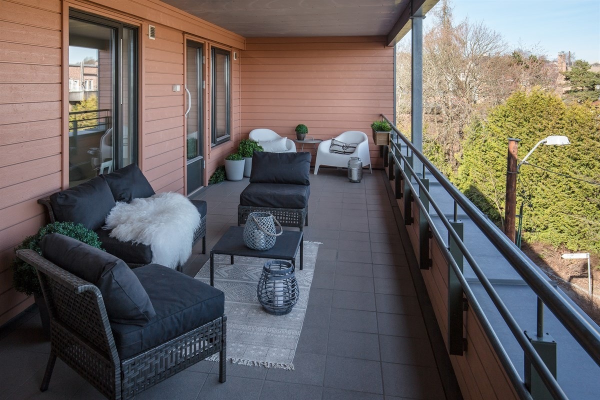 Stor terrasse med god plass for sittegrupper. Høyt og fritt beliggende med fint utsyn Galleribilde
