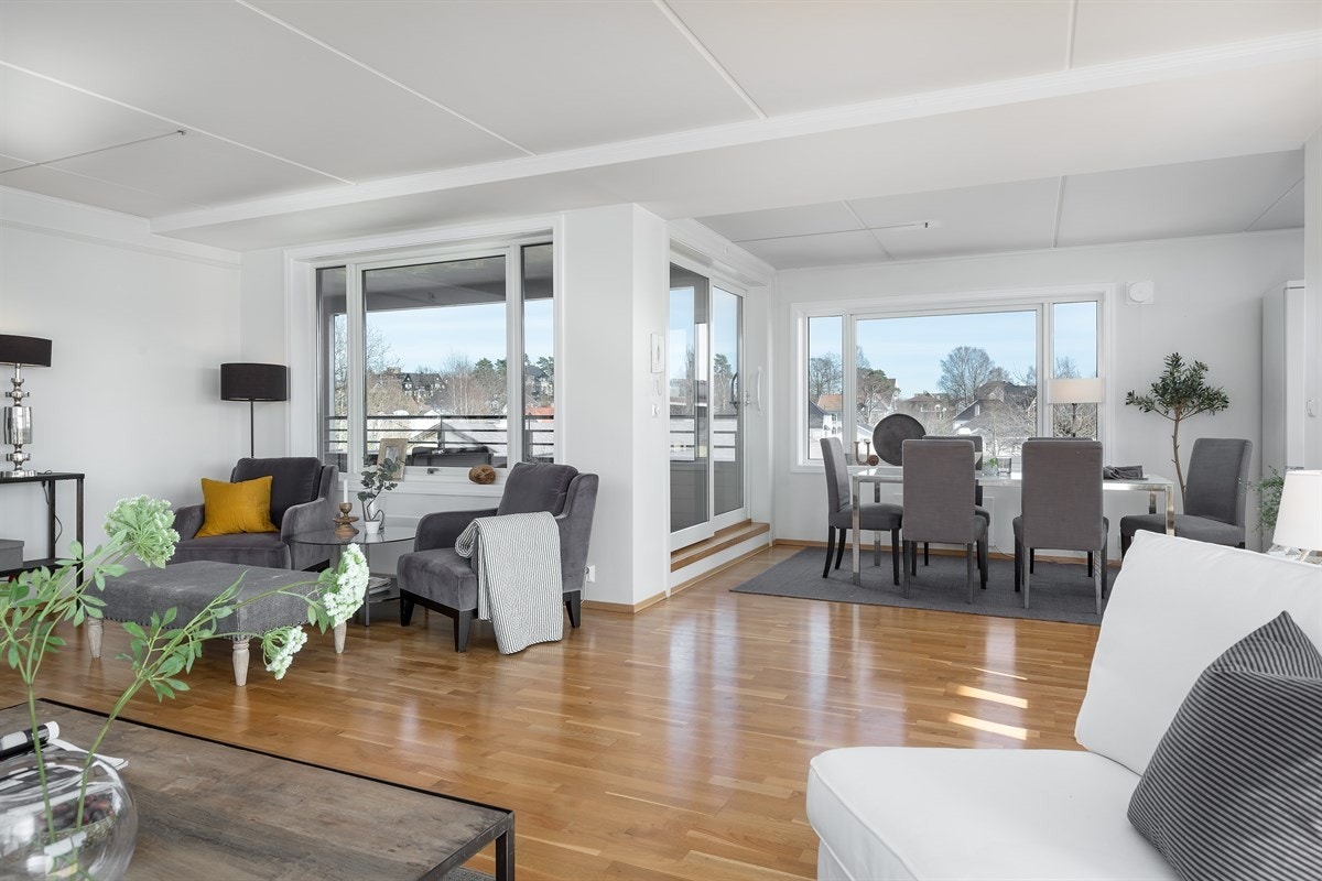 Utgang til sydøstvendt terrasse fra kjøkken og hovedsoverom Galleribilde