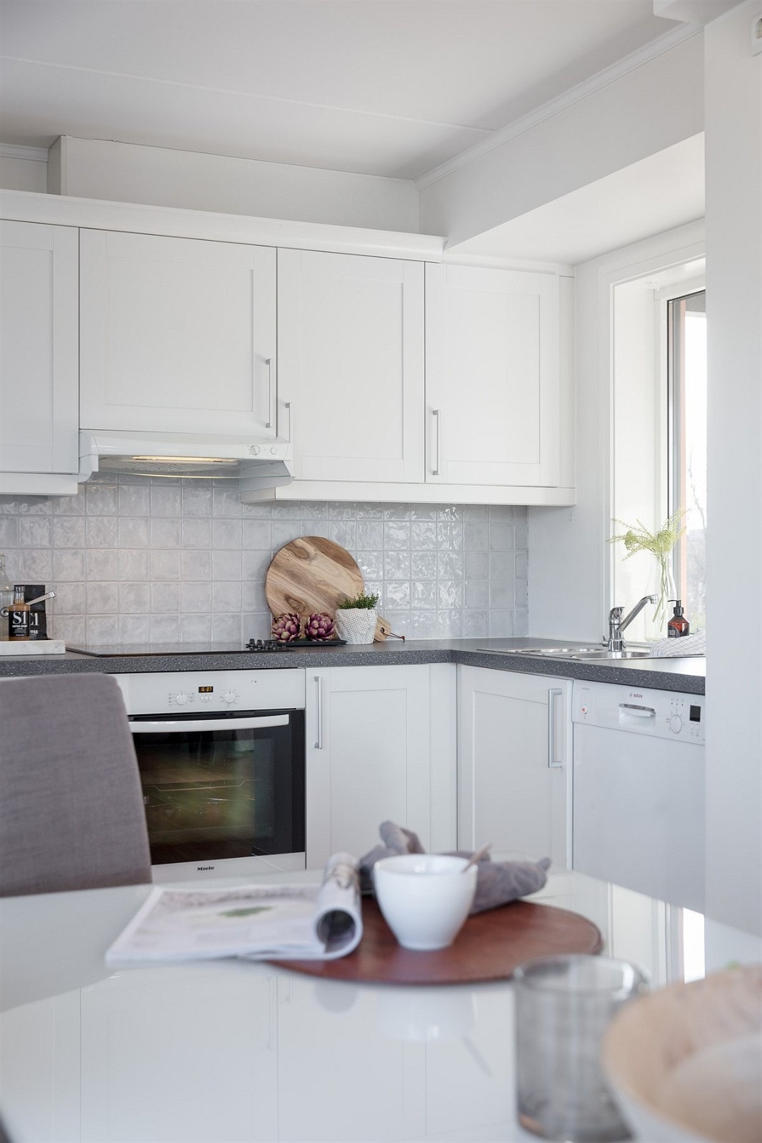 Kjøkkenet er fint plassert med fint utsyn mot syd og øst Galleribilde