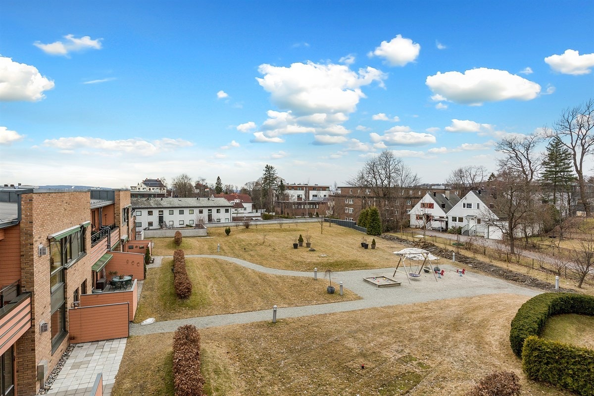 Utsikt fra leilighetens sydvestvendte terrasse Galleribilde