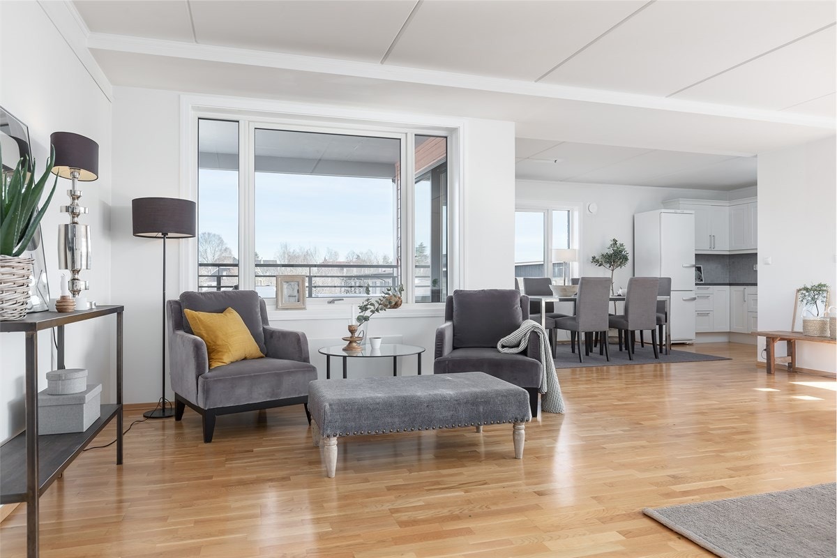 Kjøkken i åpen løsning mot stue Galleribilde