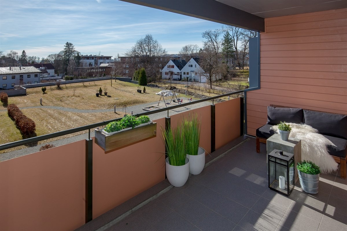 Utgang til sydvestvendt terrasse fra stuen Galleribilde