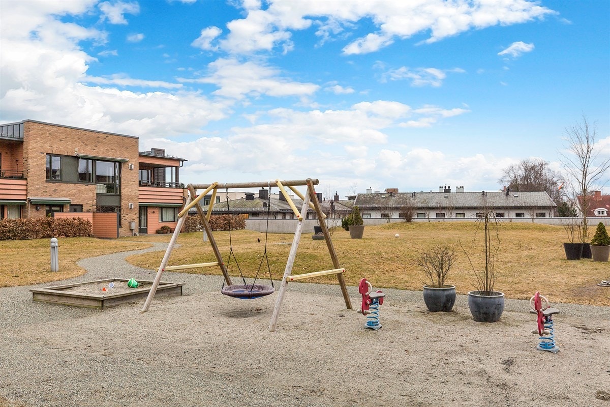 Store og fine utearealer med sittegrupper og lekeplass Galleribilde