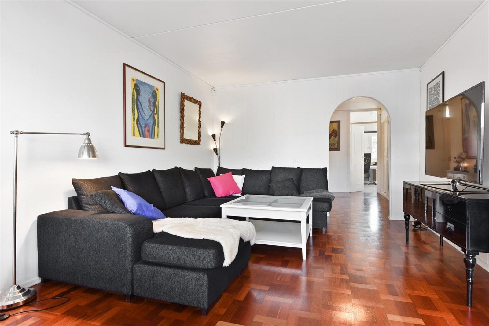 Stor og romslig stue med plass for stor sofa. Malte vegger. Galleribilde