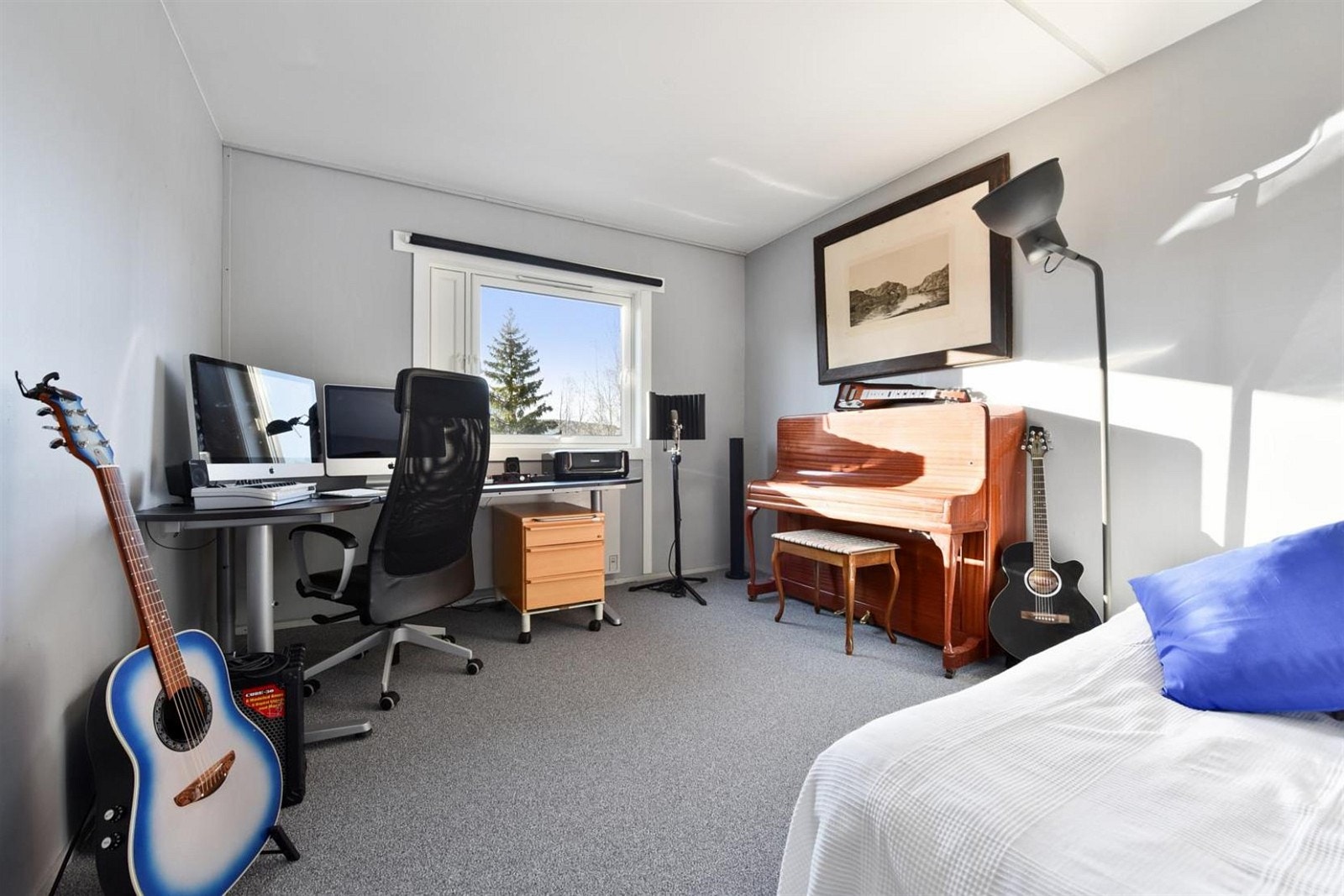 Stort og usjenert soverom med nyere teppe på gulv og malte vegger i moderne farve. Galleribilde