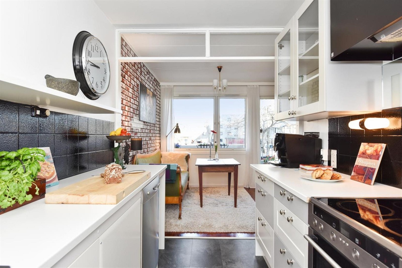 God planert kjøkken med delvis åpen løsning til stuen. Galleribilde