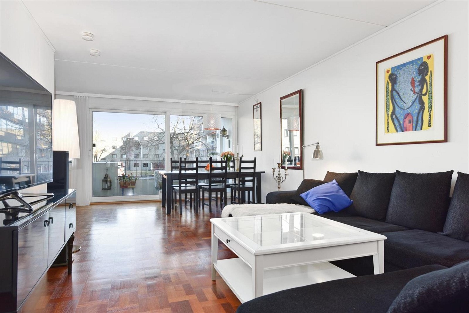 Usjenert og lys stue med store vindusflater med utgang til solrik nordvetsvendt balkong. Galleribilde