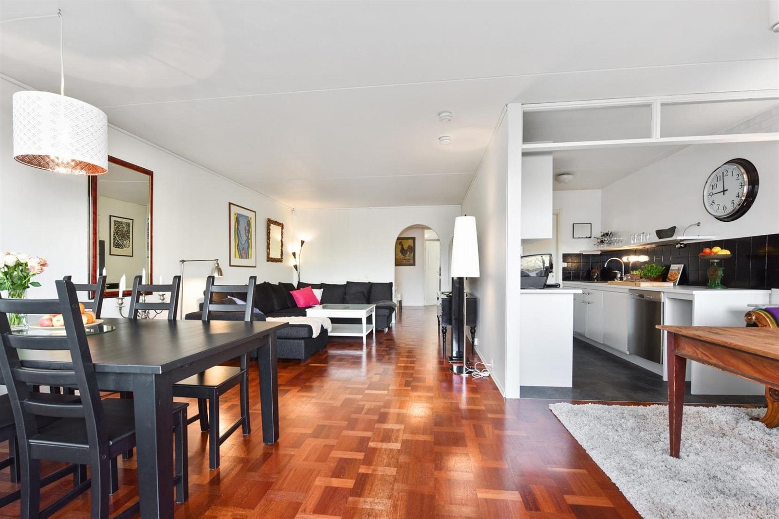 Godt planert stue med delvis åpen kjøkkenløsning. Galleribilde