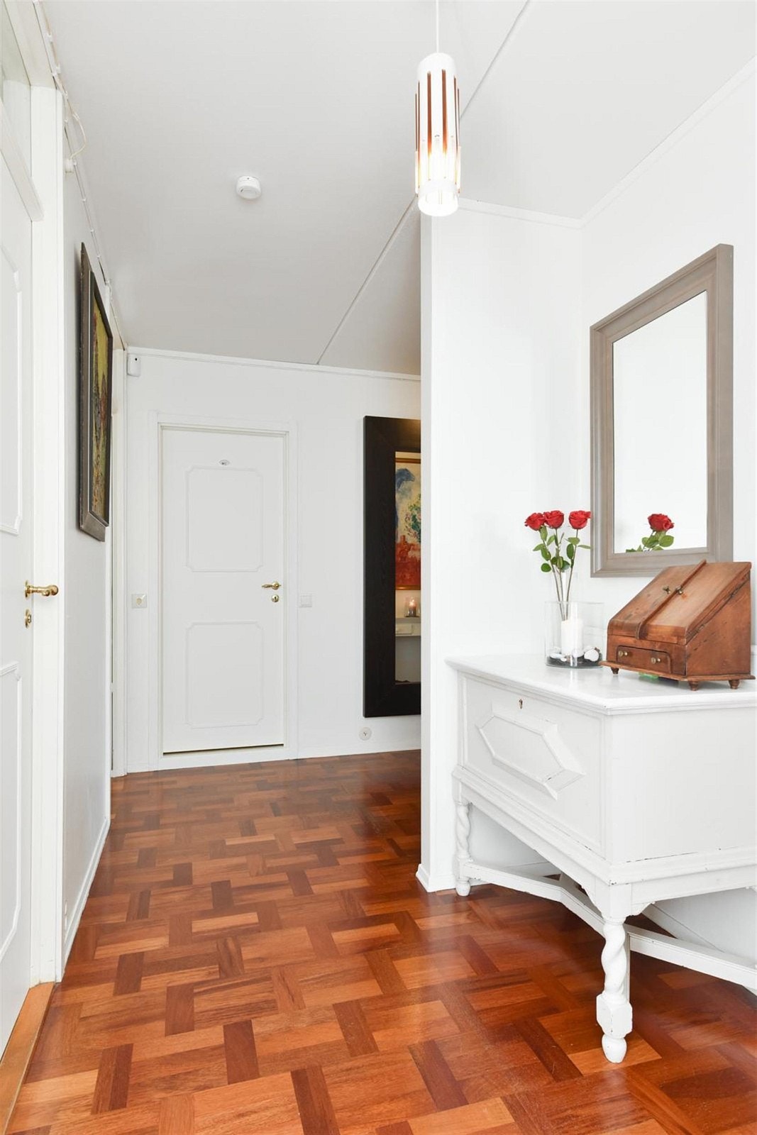 Velkommen inn til Hovseterveien 32 A i 2. etasje. Romslig hall og entre med fin parkett på gulv. Det er knagger på vegg som man kan sette av seg ytterklærne og inngang til romslig garderobe/walk-in closet. Galleribilde