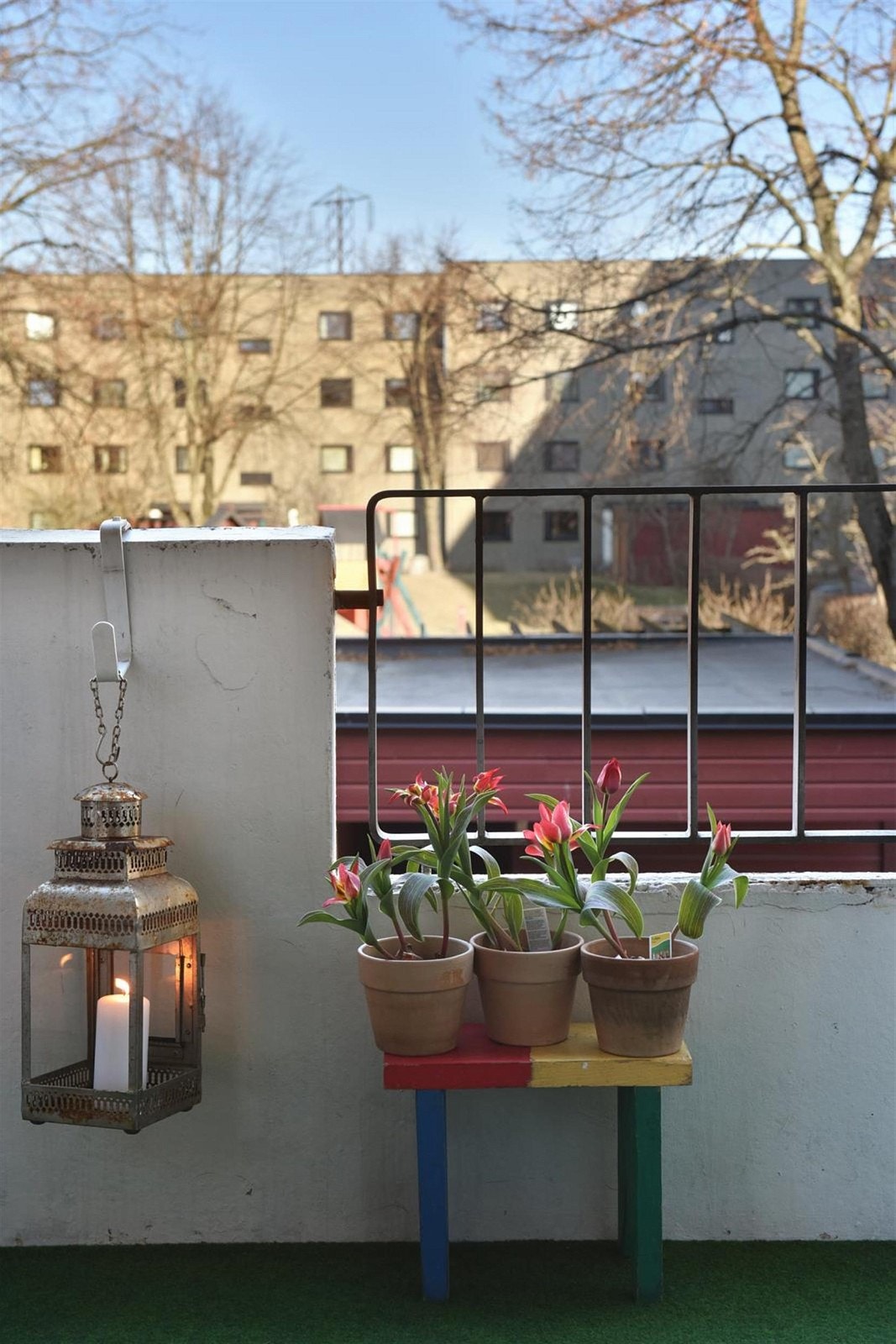 Balkong på ca. 10 kvm med utsyn mot friareal. Galleribilde