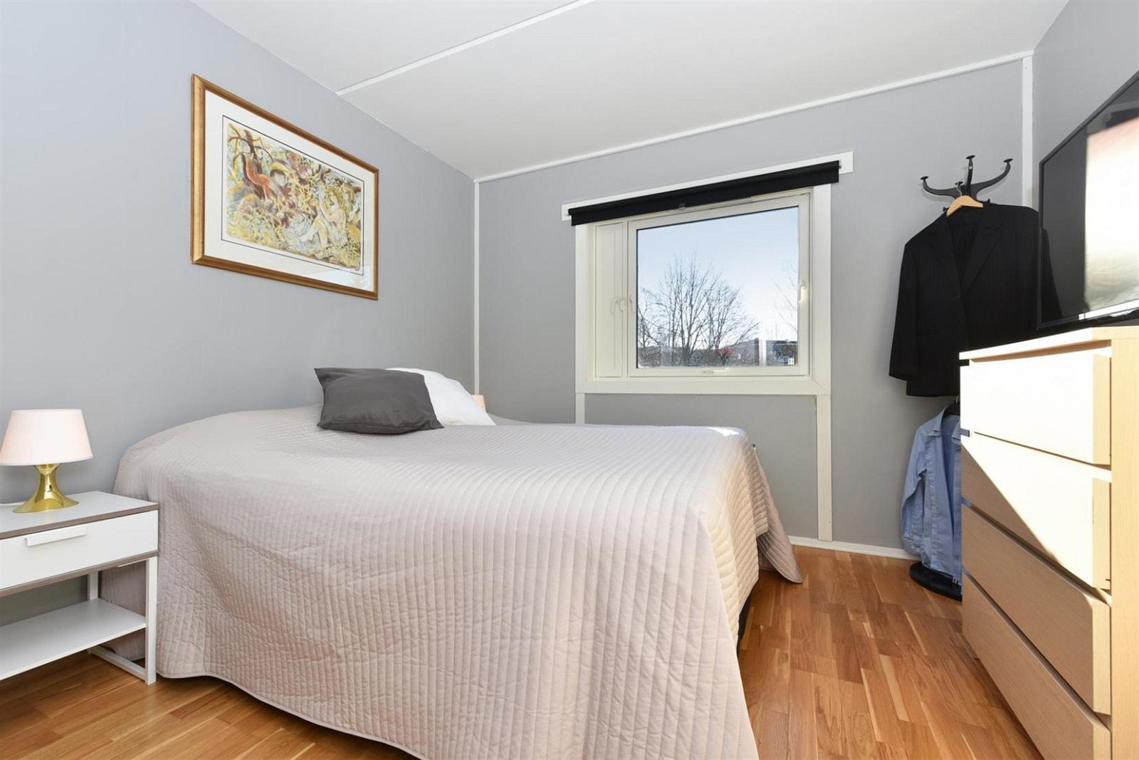 Stort og usjenert soverom med plass for dobbelseng. Garderobeskap. Galleribilde