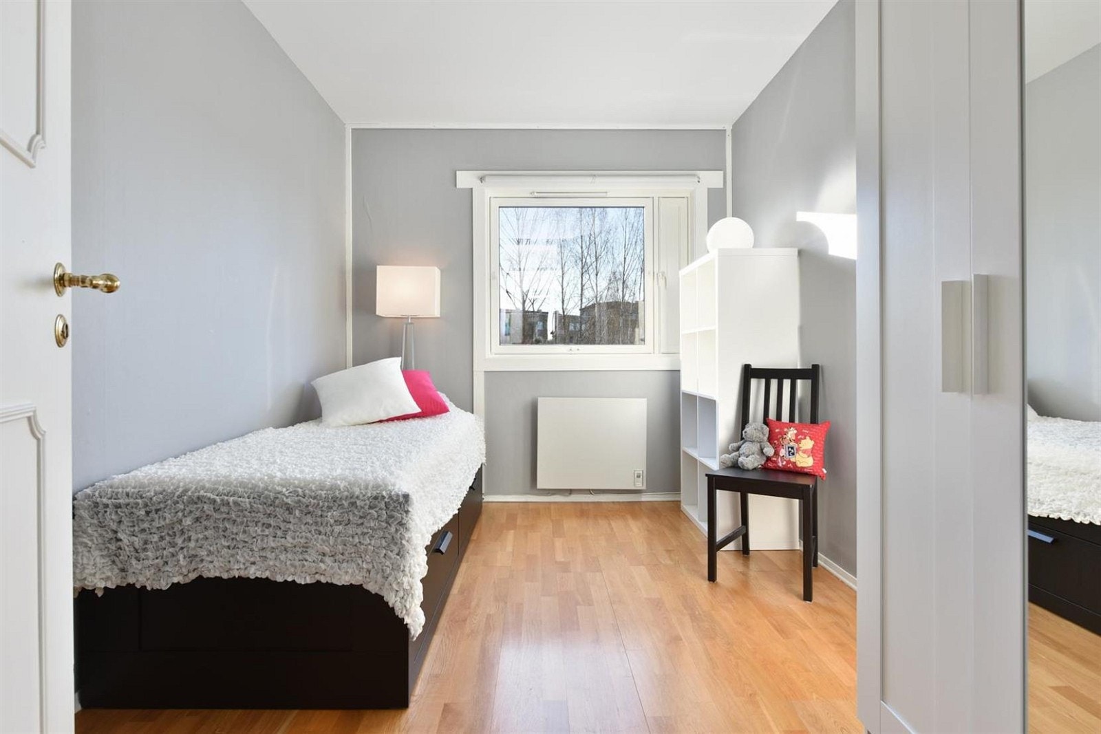 Romslig og pent soverom med garderobeskap. Galleribilde