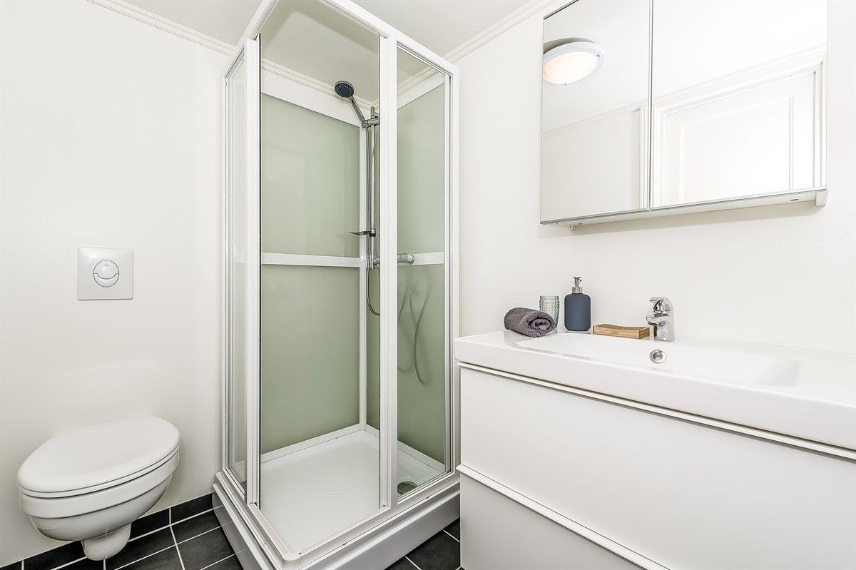 Bad med varmekabler og vaskemaskin - oppusset i 2014 Galleribilde