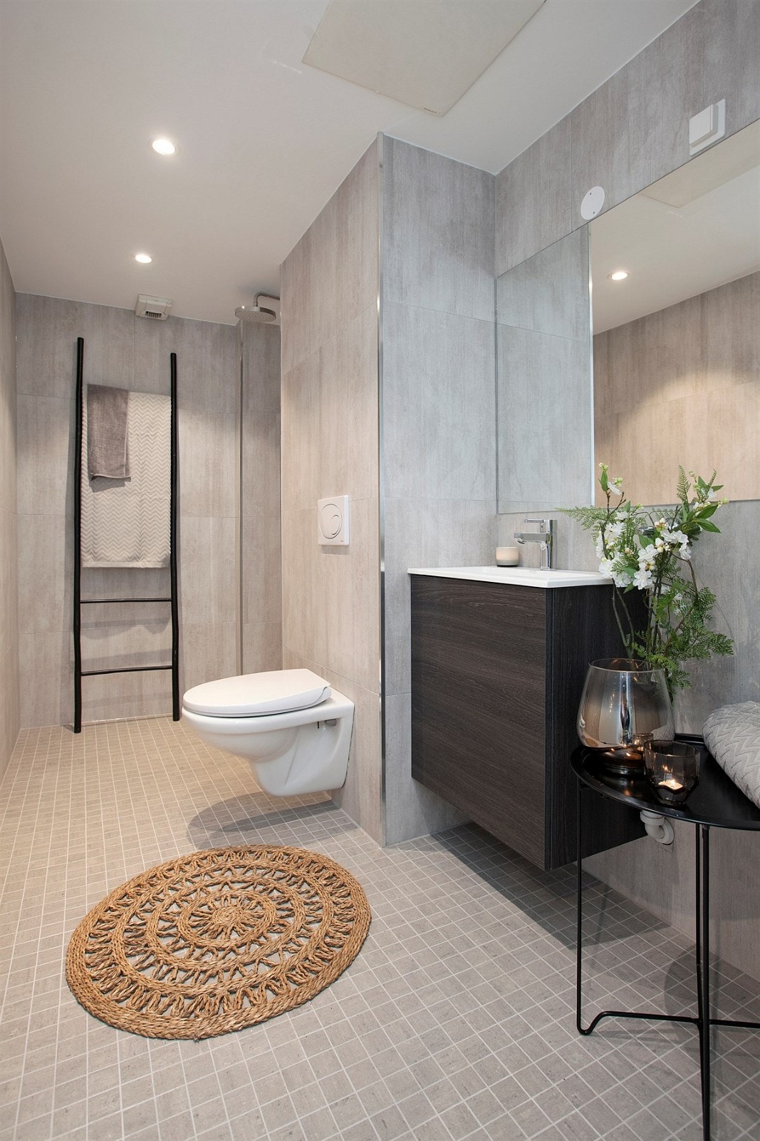 Lekkert, flislagt bad med detaljer som vegghengt klosett og regnfallsdusj. Galleribilde