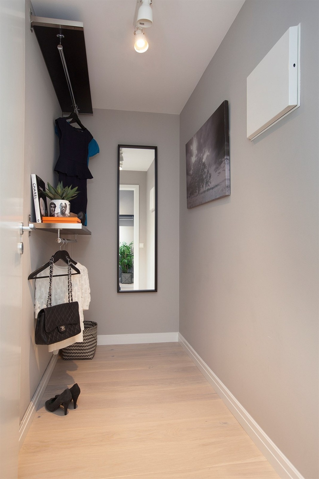 Pent og praktisk walk-in-closet for ytterligere oppbevaring. Galleribilde