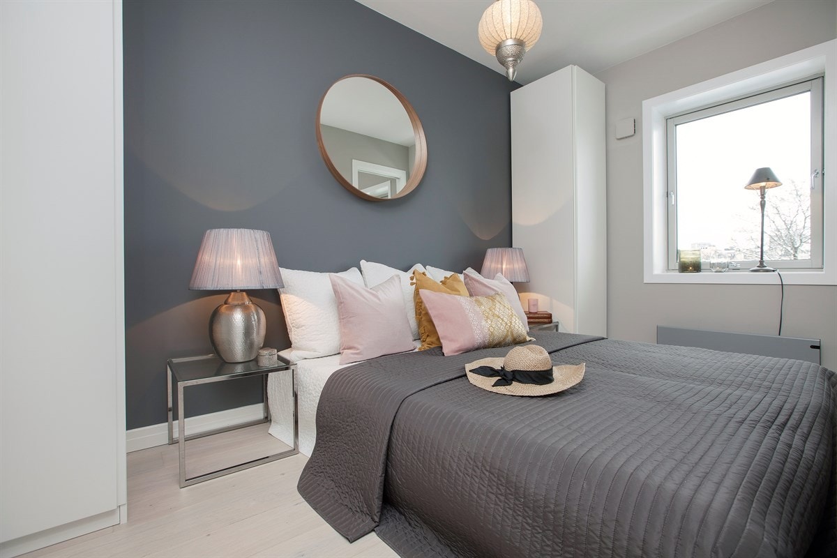 Delikat soverom med plass til dobbeltseng og garderobe. Galleribilde