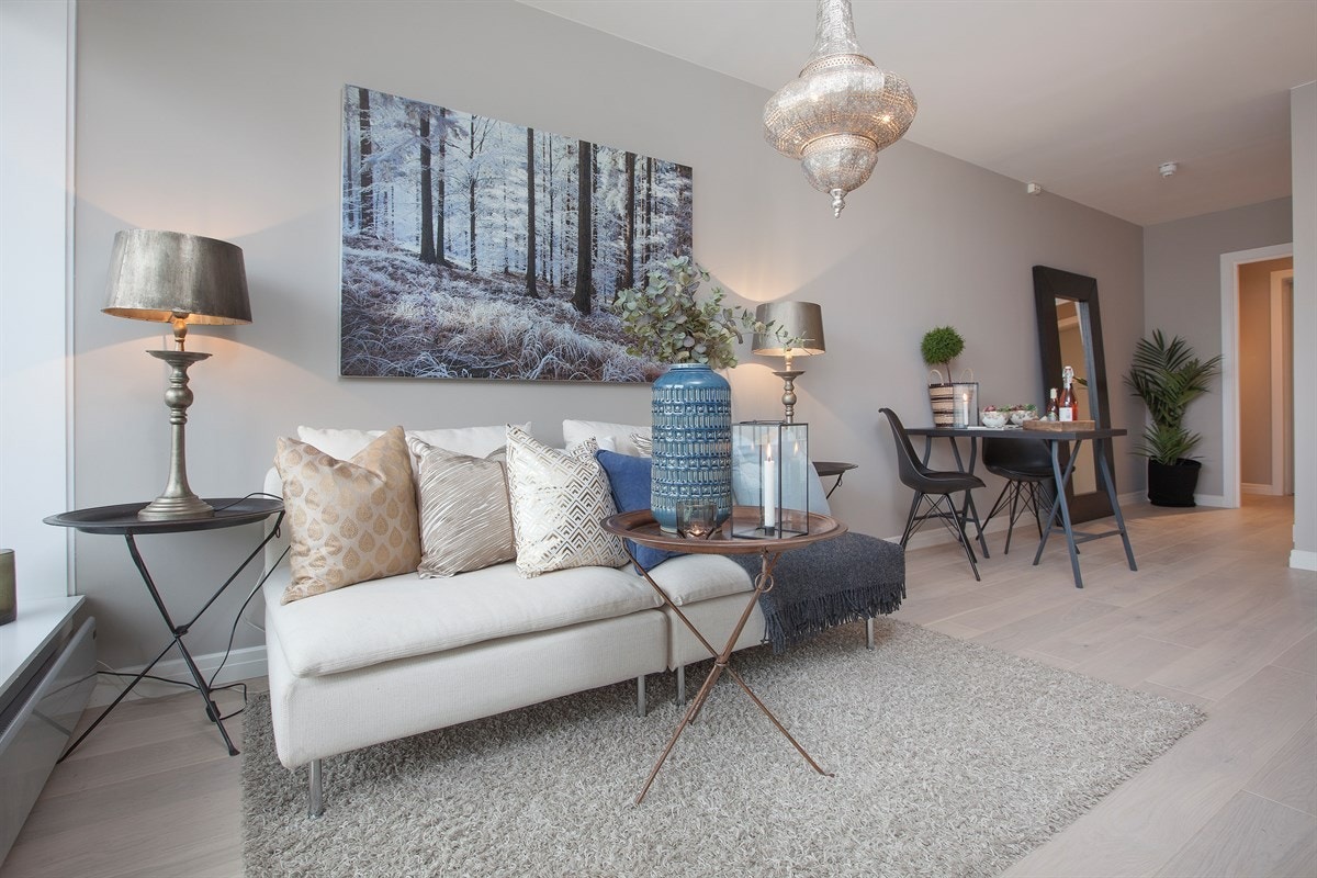 Plass til spisegruppe mellom stue og kjøkken. Galleribilde