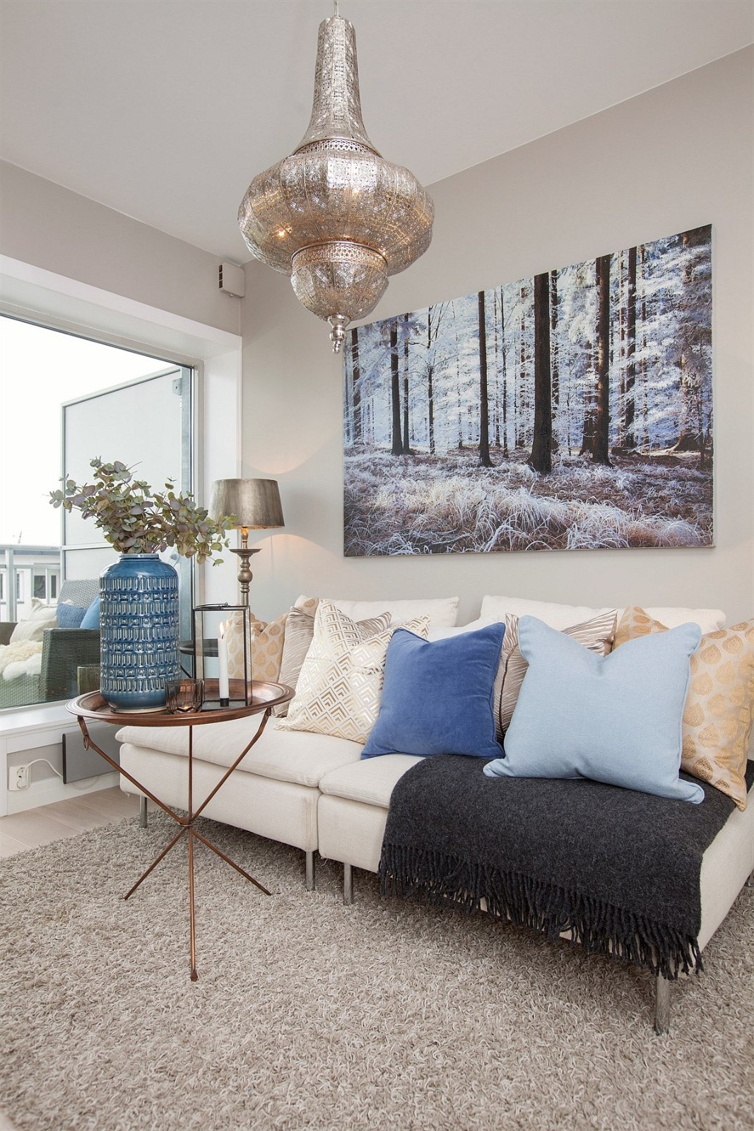 God plass til sofagruppe med tilhørende møblement i stuen. Galleribilde