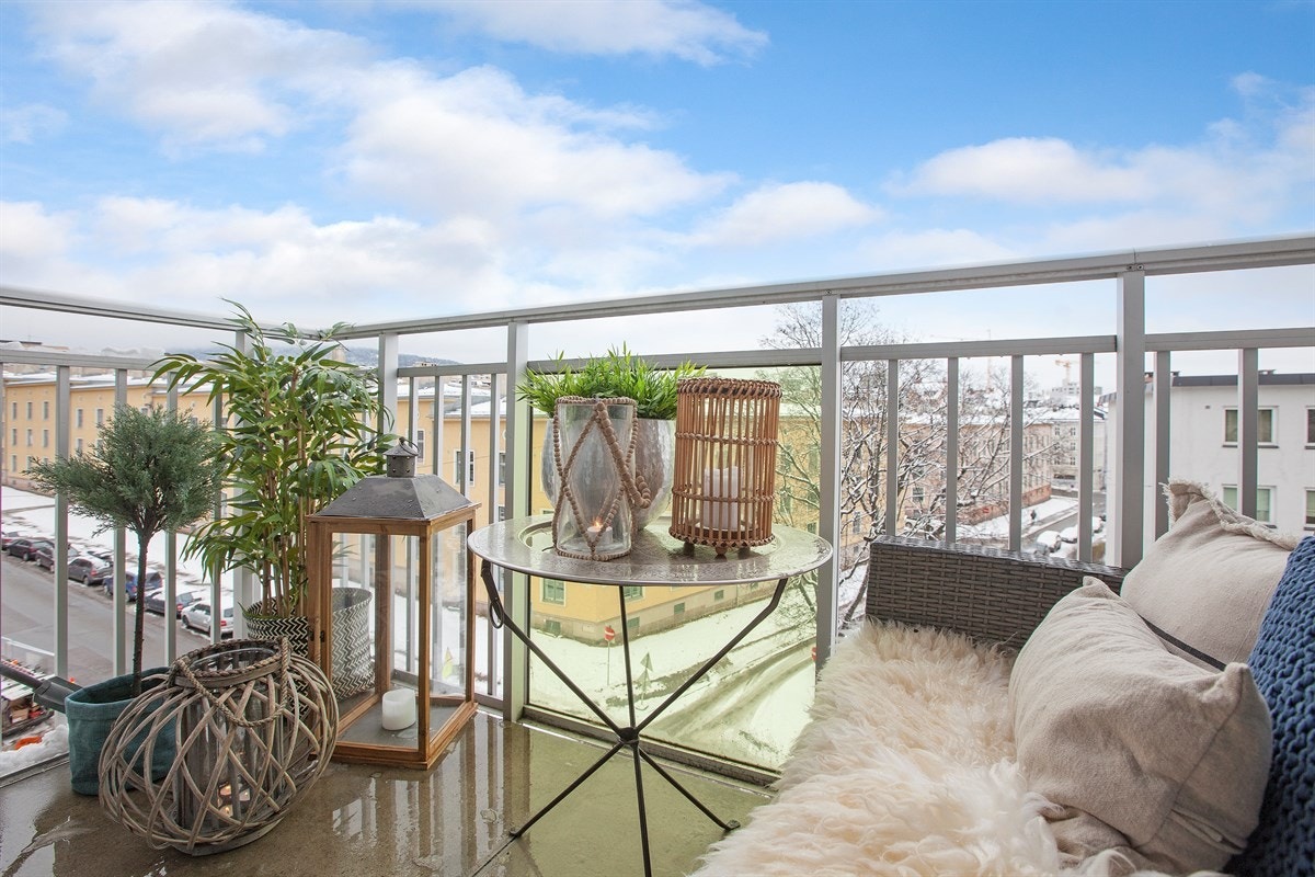 Fra stuen er det utgang til en hyggelig balkong på ca. 4 kvm. Galleribilde