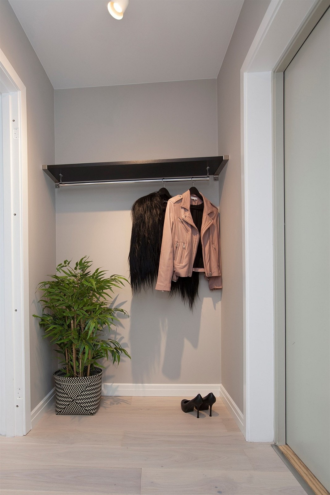 Lys og praktisk entré med god plass til oppbevaring av yttertøy. Galleribilde