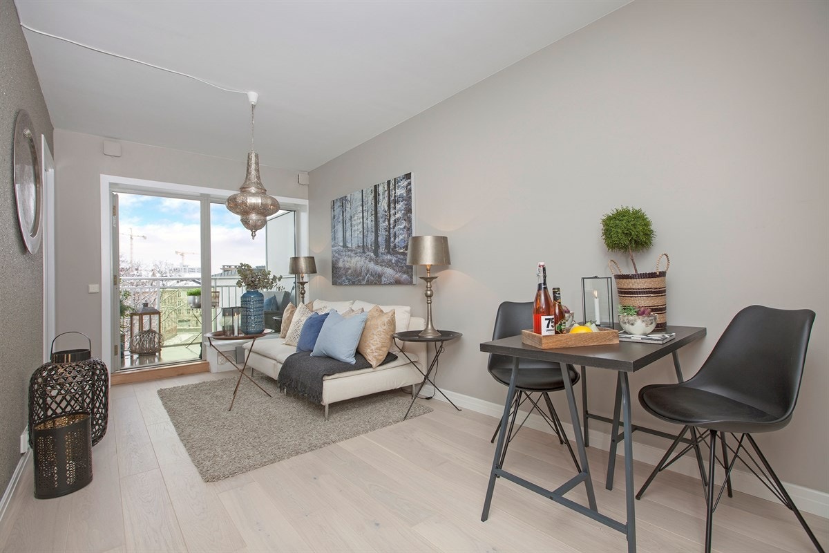 Innbydende og delikat stue med god lysinngang fra store vindusflater. Lekker kontrastvegg. Galleribilde