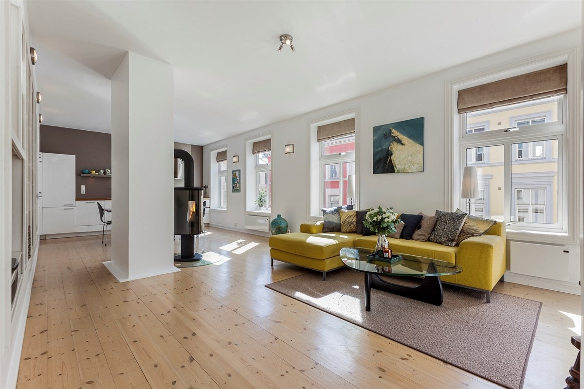 Stue med mange og store lysflater Galleribilde