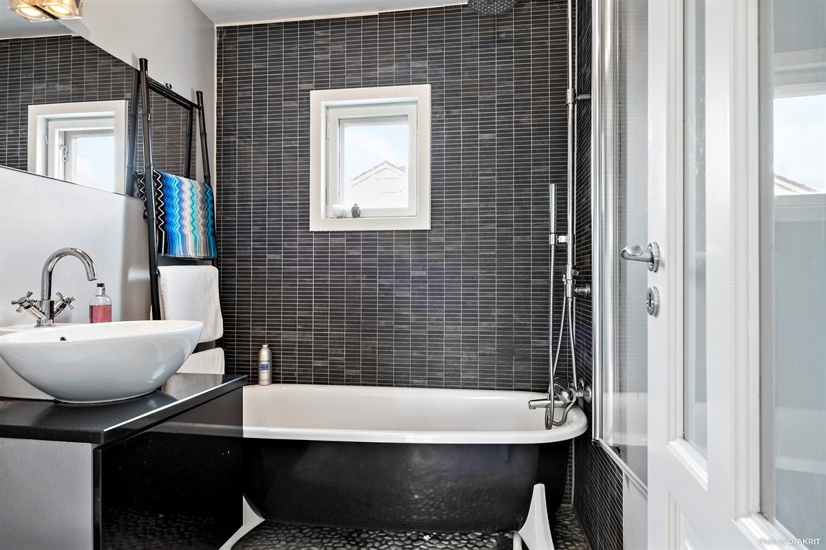 Flislagt bad med badekar (2007) Galleribilde