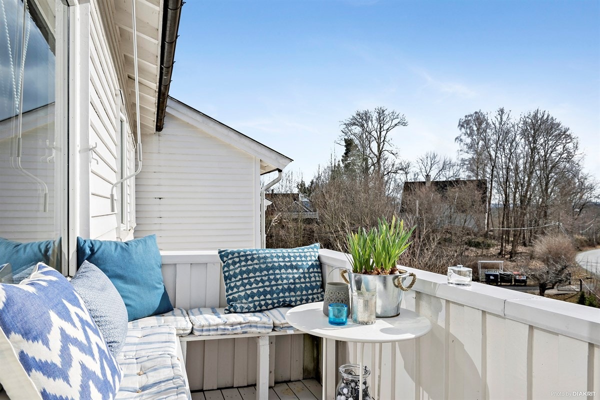 Balkong med sol fra tidlig formiddag til sen kveld Galleribilde