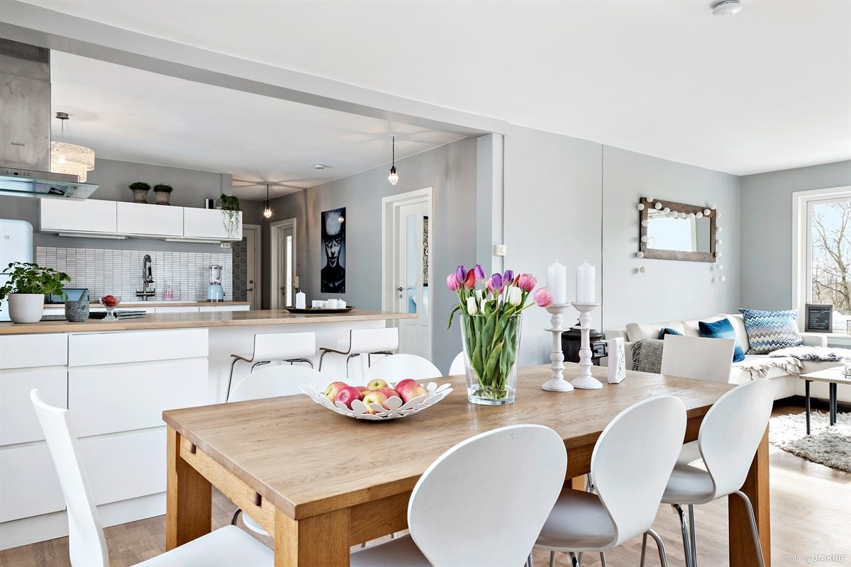 Hyggelig å være sosial med familie og gjester når middagen forberedes Galleribilde