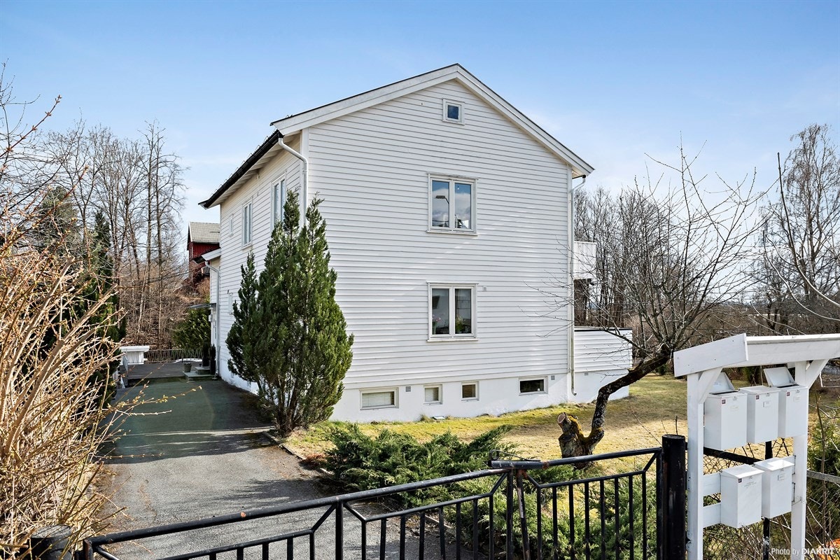 Skogveien 100 - villaleilighet med hage og parkeringsplasser Galleribilde