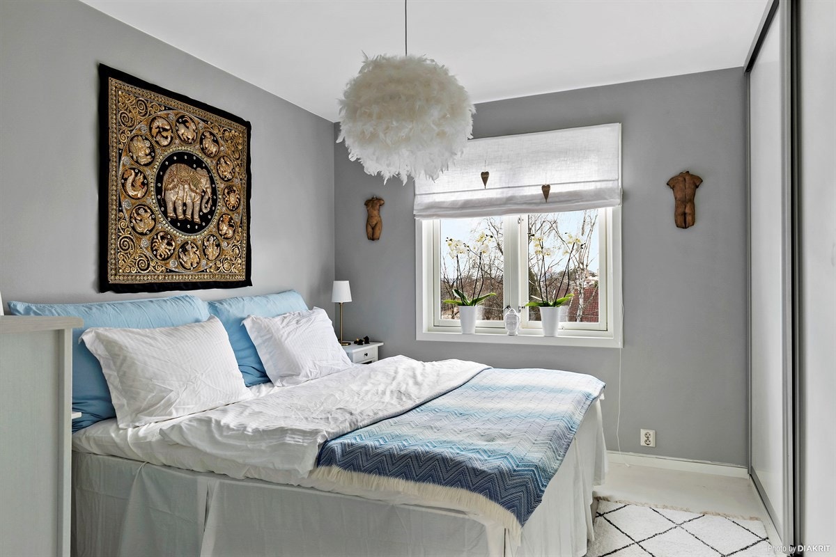 Hovedsoverom med skyvedørsgarderobe (vendt mot hagen) Galleribilde