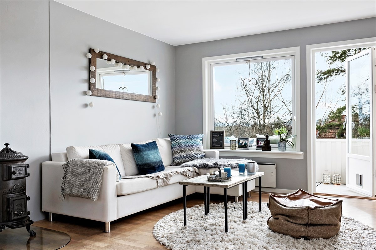 Stuen har dør ut til usjenert, svært solrik balkong Galleribilde