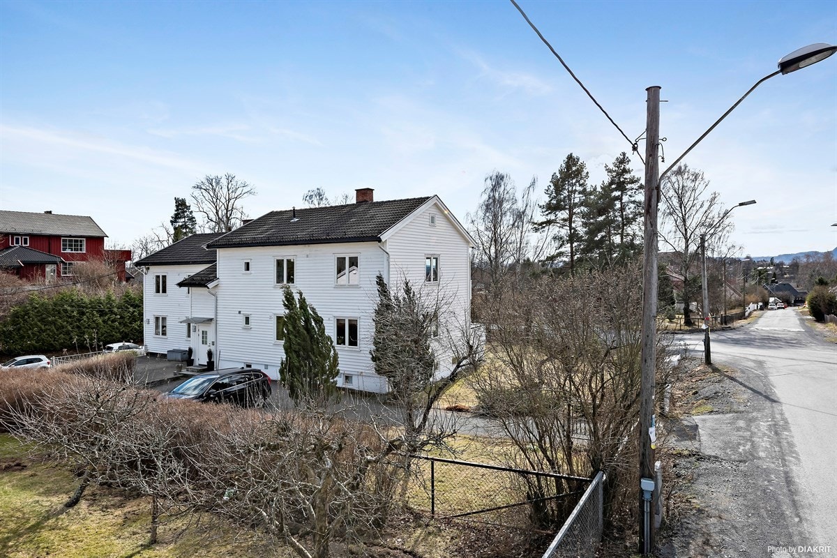 Bygningen ligger hyggelig til i populære Skogveien Galleribilde