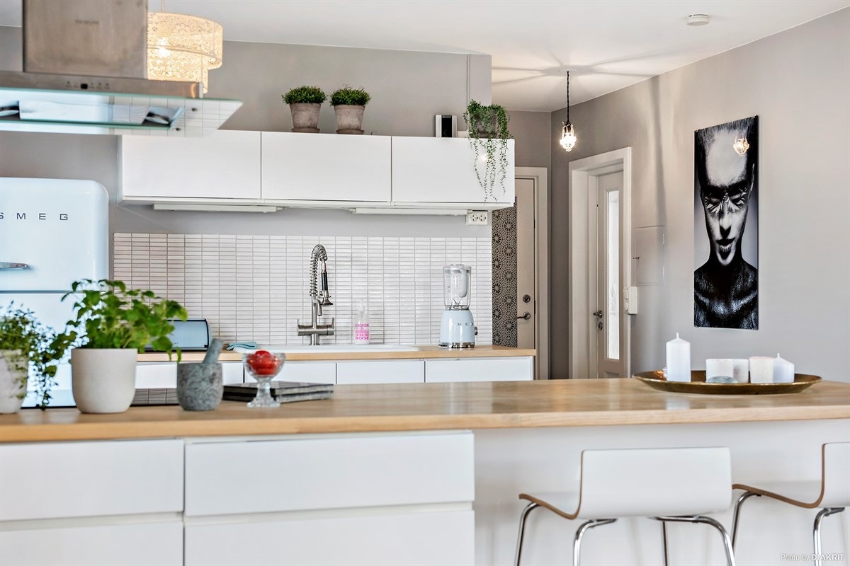 Spiseplass ved kjøkkenbenken for "raske" måltider Galleribilde