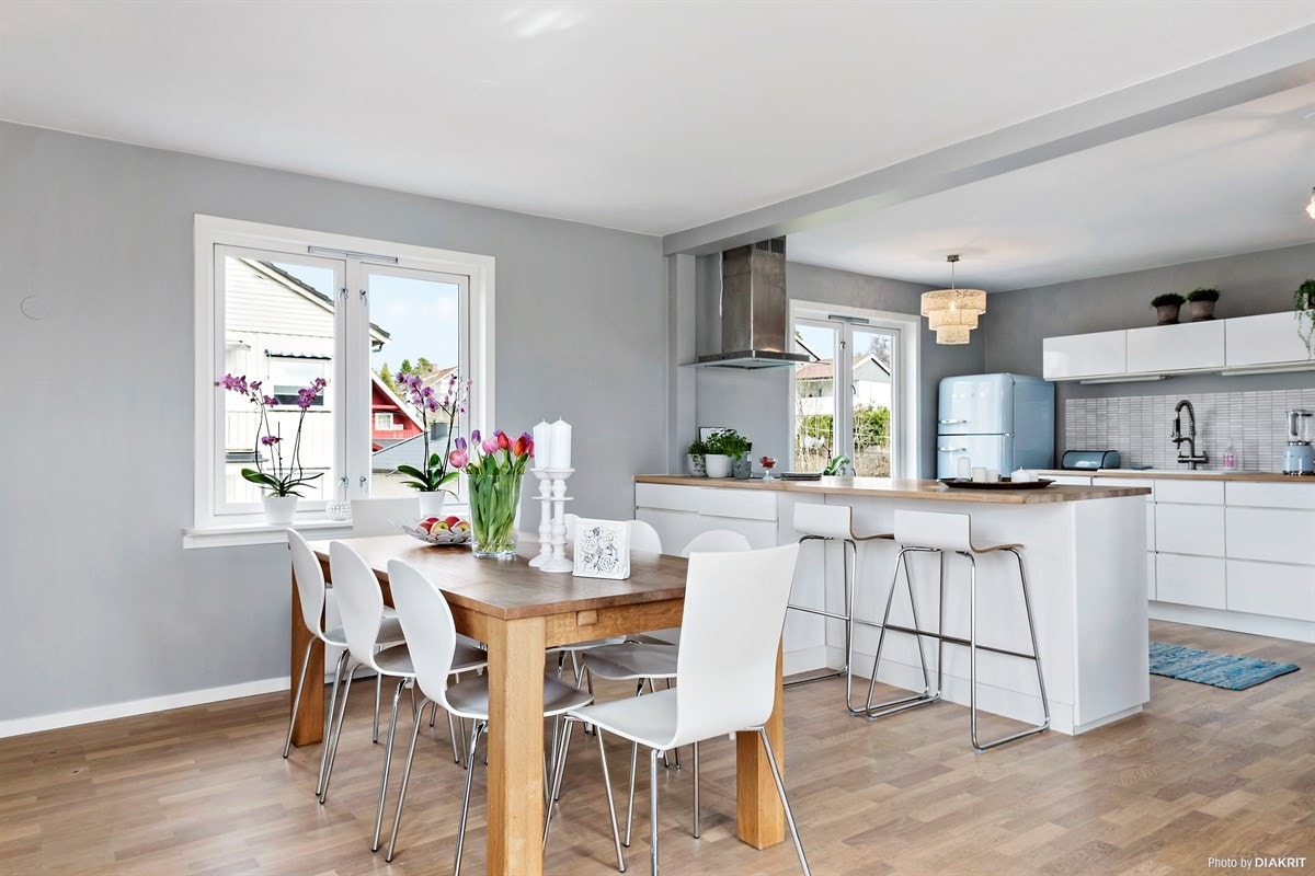 Åpent mellom spiseplass og kjøkkenet Galleribilde