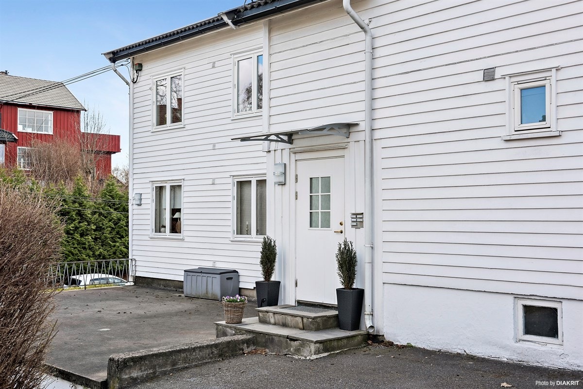 Hyggelig inngangsparti - her er det også felles utemøbler sommerstid Galleribilde