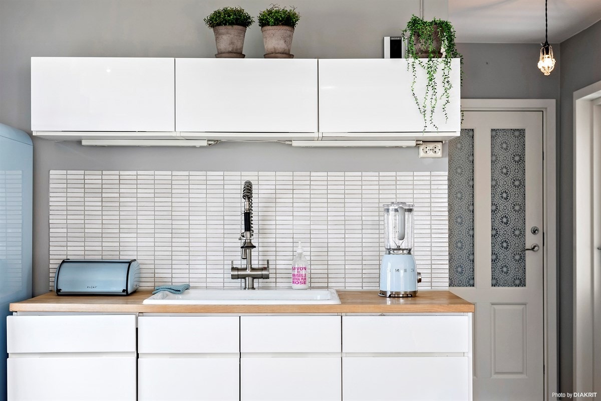 Lekkert, innholdsrikt kjøkken fra 2007 Galleribilde