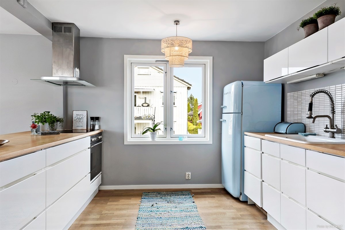 Kjøkkenen har godt med skap- og benkeplass Galleribilde