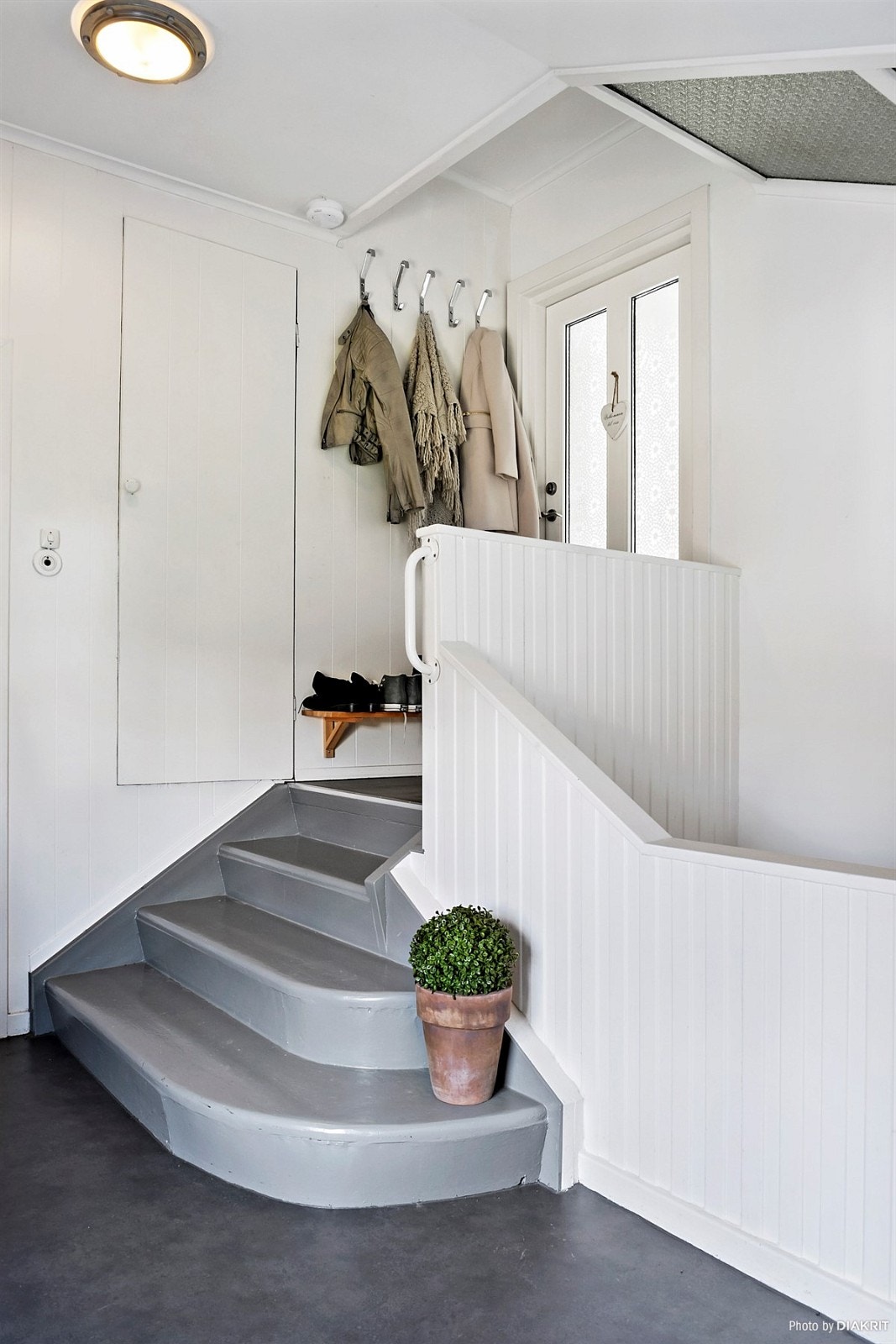 De to leilighetene i 2. etasje bruker hver sin del av hall til sko og yttertøy Galleribilde