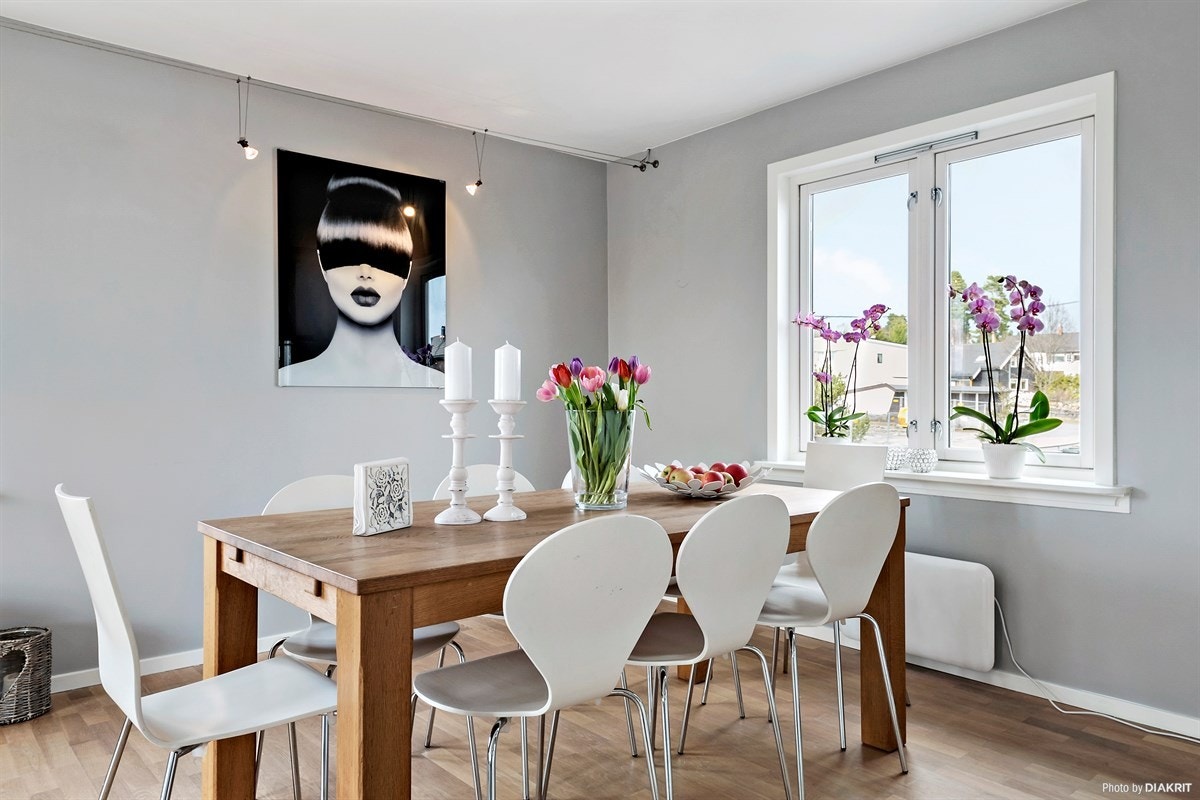 Spisestue med plass til mange gjester - hyggelig utsyn over området Galleribilde