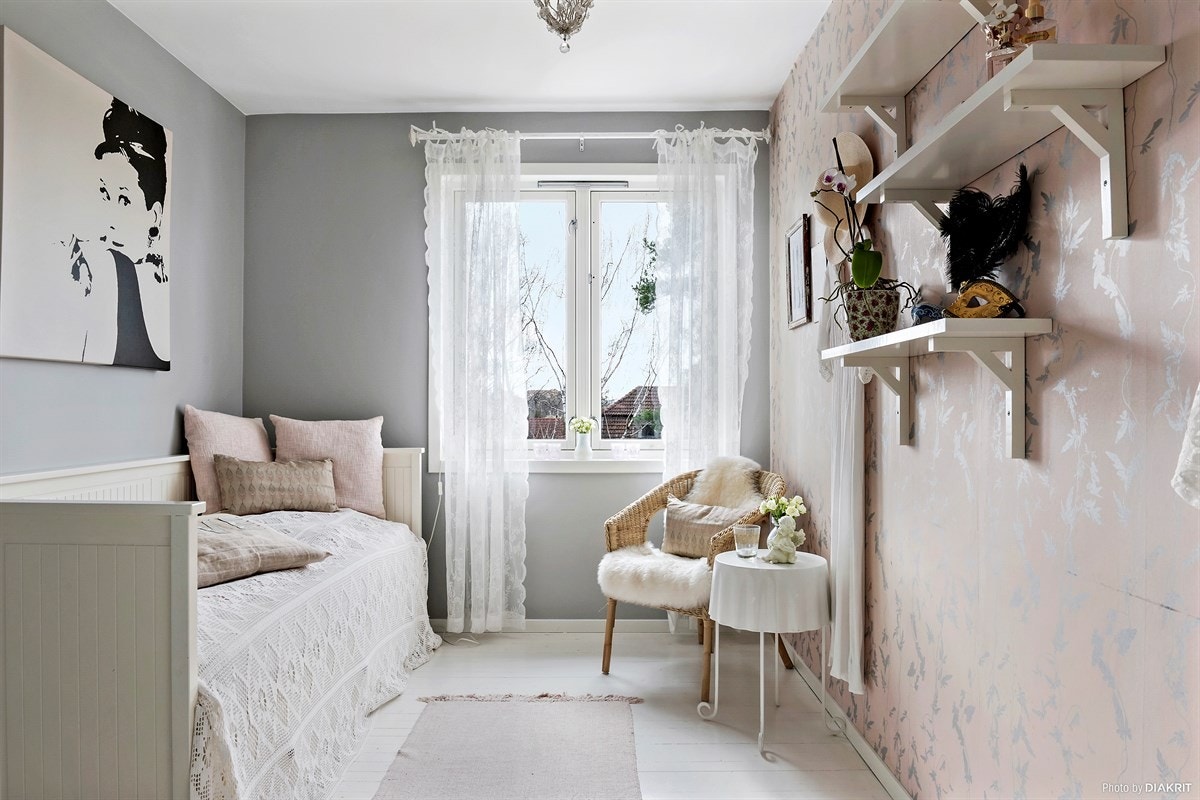 Soverom nr 2 - lekkert med tapet og malt tregulv Galleribilde