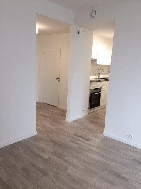 Bildet tatt fra suta, ser inngang til venstre samt kjøkken Galleribilde