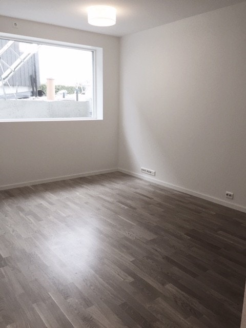 Stue med store vindusflater som slipper inn mye naturlig lys Galleribilde