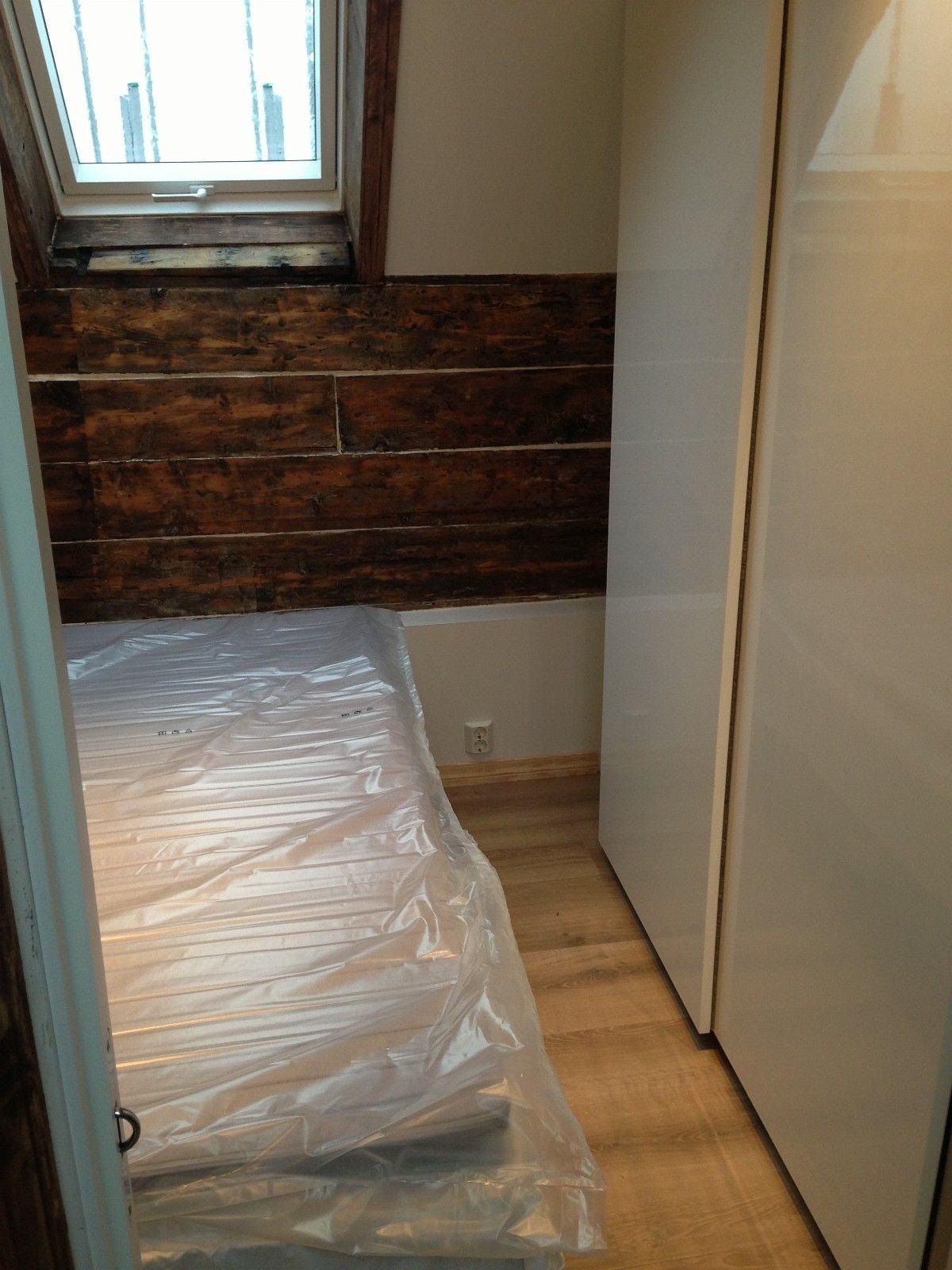 Stor skyvedørsgarderobe på soverom Galleribilde